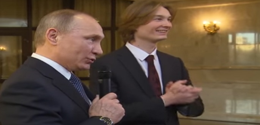 بوتين يغني خلال زيارة لجامعة موسكو