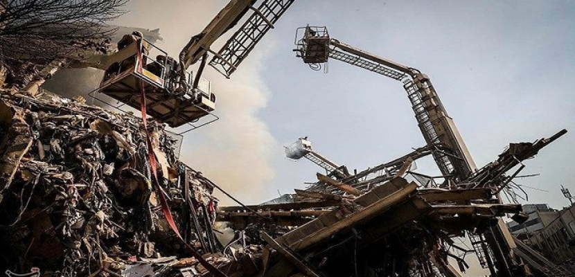 إيران: فقد 25 ومقتل 20 رجل إطفاء في انهيار مبنى بطهران