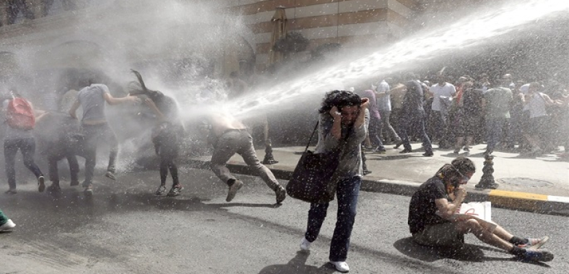 الشرطة التركية تستخدم القوة لتفريق محتجين على توسيع سلطات أردوغان
