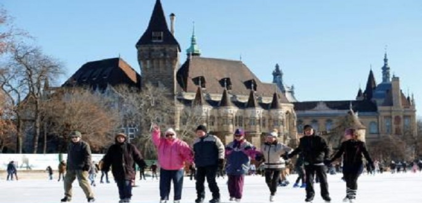 المسنون في المجر يعشقون التزلج على الجليد