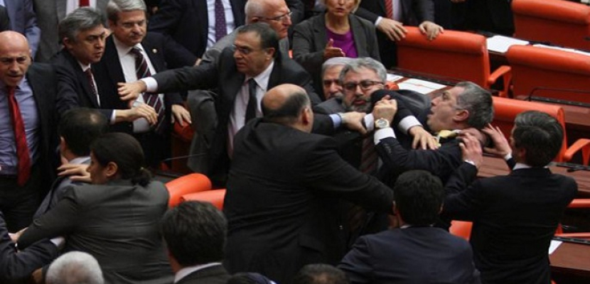 شجار بالضرب بين نواب البرلمان التركي حول توسيع صلاحيات إردوغان