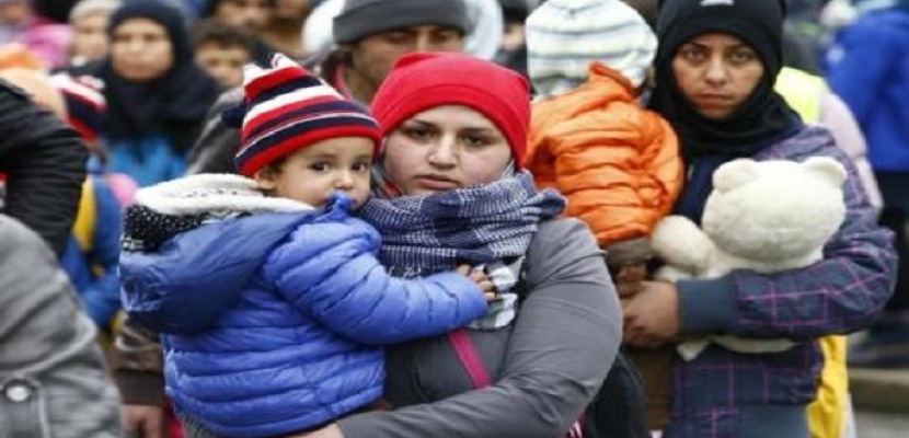 الجارديان : تفاقم الأزمة الإنسانية في مخيمات المهاجرين في اليونان