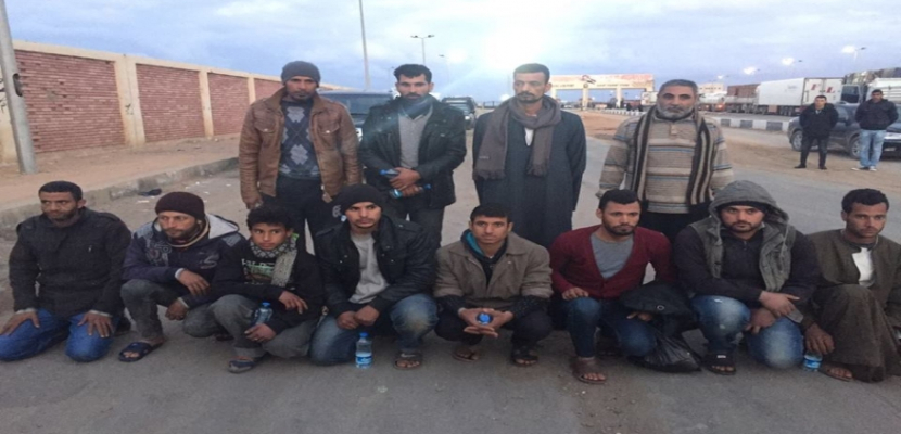بالصور.. القوات المسلحة تعيد 13 مصرياً مخطوفاً من ليبيا