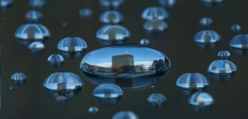 فنان يقوم بتصوير المدن في قطرات الماء