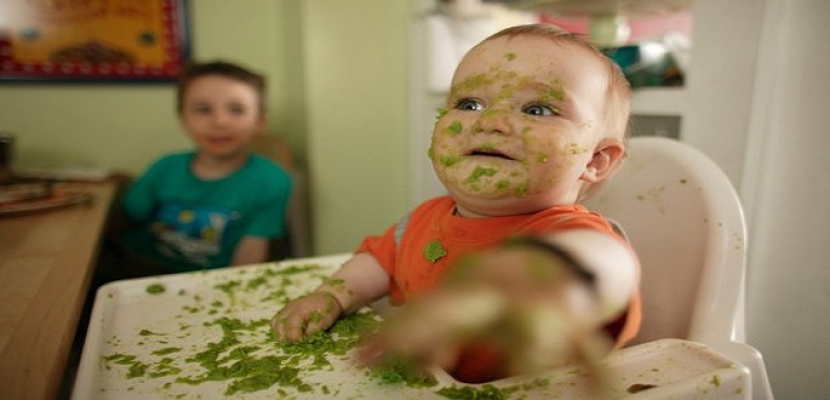 دراسة: السماح للأطفال باللعب بطعامهم يشجعهم على أكل صحي