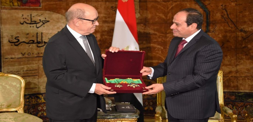 بالصور .. الرئيس السيسى يمنح وزير الدفاع الفرنسى وسام الجمهورية من الطبقة الأولى