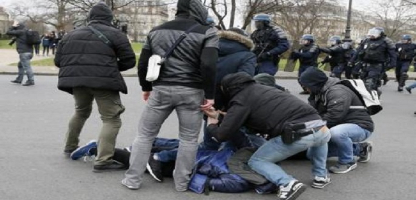 الشرطة الفرنسية تشتبك مع شبان أثناء احتجاج وتلقي القبض على 8