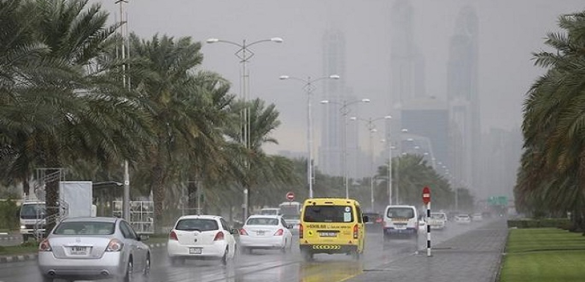 موجة من الطقس السييء تضرب الإمارات والمنطقة الشرقية من السعودية