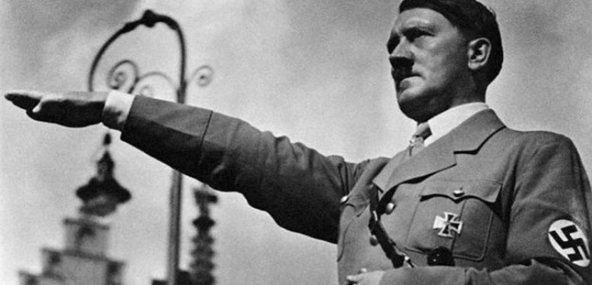 طرح ألبوم صور للزعيم النازي هتلر في مزاد