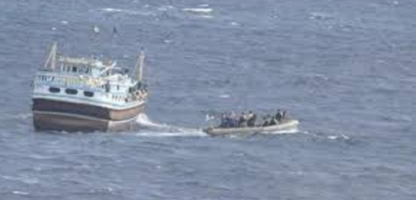 قراصنة صوماليون يخطفون زورقا لاستخدامه في عملياتهم