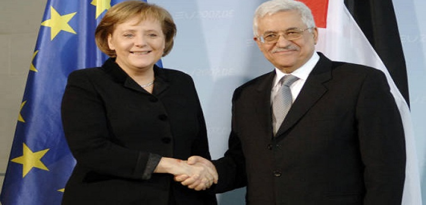 ميركل خلال لقائها مع الرئيس الفلسطيني تؤكد ضرورة تطبيق حل الدولتين