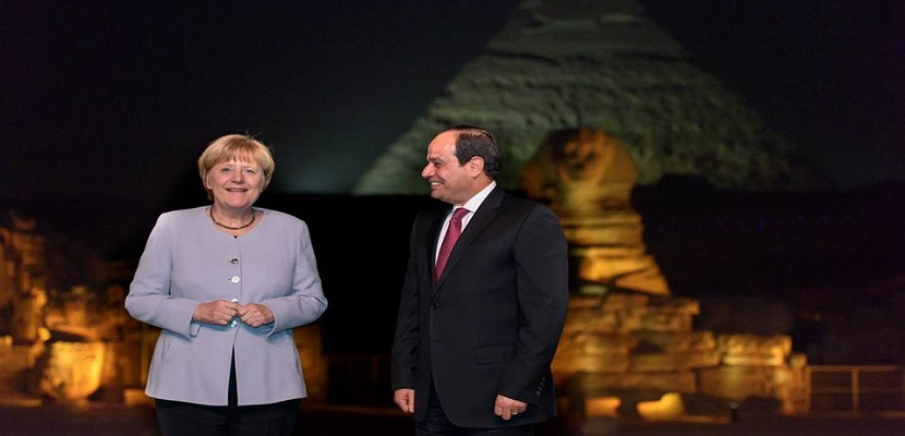 الرئيس السيسي وميركل في زيارة للأهرامات