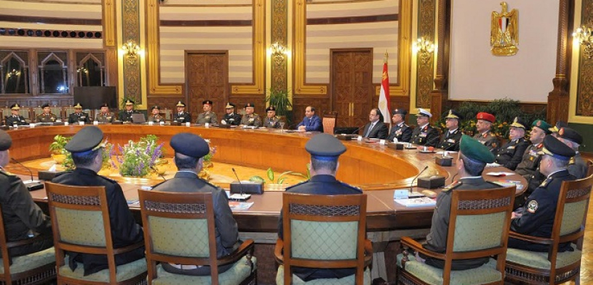السيسى يجتمع بقيادات الجيش والشرطة لمتابعة عمليات مواجهة الإرهاب بشمال سيناء