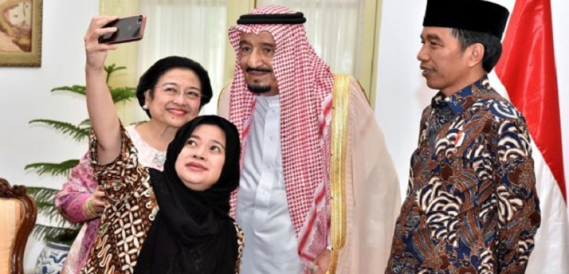 العاهل السعودي يقبل السيلفي أثناء جولته الآسيوية