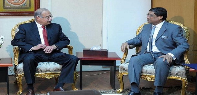 رئيس الوزراء يبحث زيادة التبادل التجاري مع السفير الهندي بالقاهرة