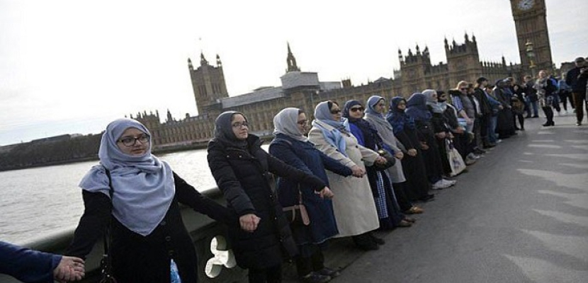 محجبات يتظاهرن أمام البرلمان البريطاني للمرة الأولى