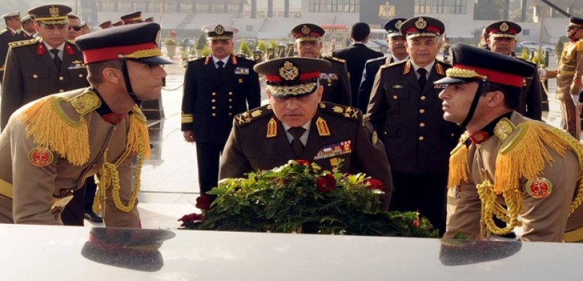 وزير الدفاع ينيب قادة الجيوش لوضع أكاليل الزهور على قبر الجندى المجهول