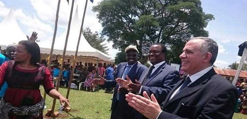 وزير الري يفتتح بئرًا جوفيةً في أوغندا