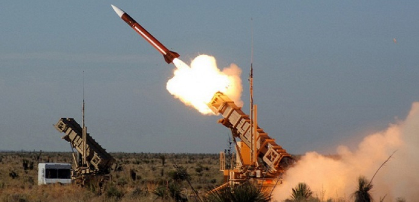 الخليج : إطلاق الحوثيين لصواريخ باليستية رسالة برفض السلام