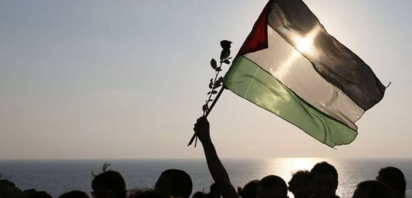 الجارديان: “قرن من فرك الجراح الفلسطينية بالملح أمر كاف حتى بالنسبة لبريطانيا”