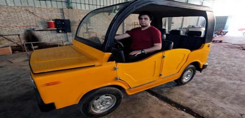 مصري يصنع عربة تنافس “التوك توك”