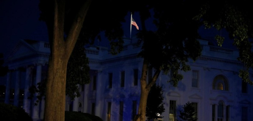 ترامب يأمر بإضاءة واجهة البيت الأبيض باللون الأزرق تكريما لضحايا الشرطة