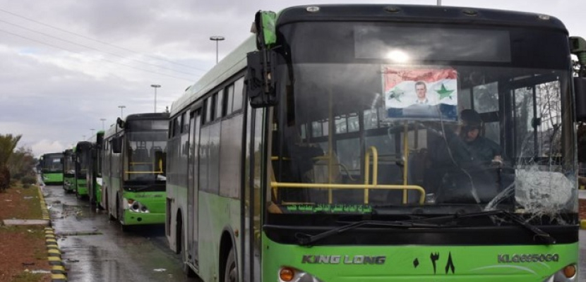 حافلات تتجمع في جنوب سوريا تمهيداً لبدء اجلاء الفصائل من القنيطرة