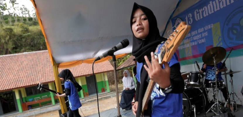فريق لموسيقى الميتال في إندونيسيا من ثلاث فتيات محجبات