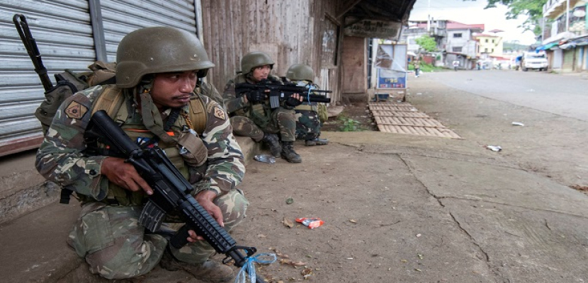 القوات الفلبينية تقتل 15 متشددا في ضربات جوية وقصف بالمدفعية