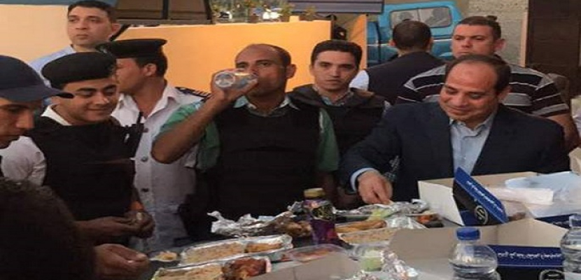 السيسي يفاجئ أحد الأكمنة الأمنية بالقاهرة ويتناول معهم وجبة الإفطار