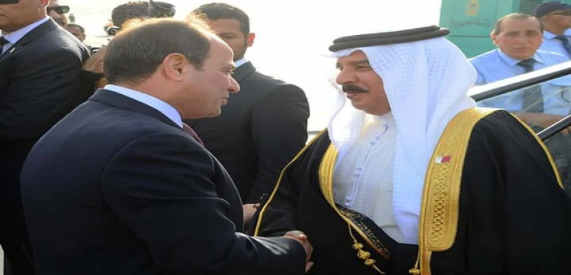 الرئيس السيسي يودع العاهل البحريني في مطار القاهرة في ختام زيارته لمصر