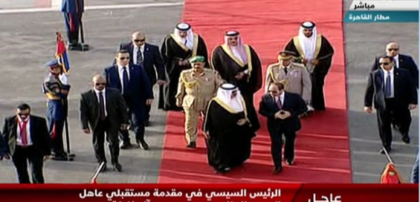 الرئيس السيسي يستقبل عاهل البحرين بمطار القاهرة
