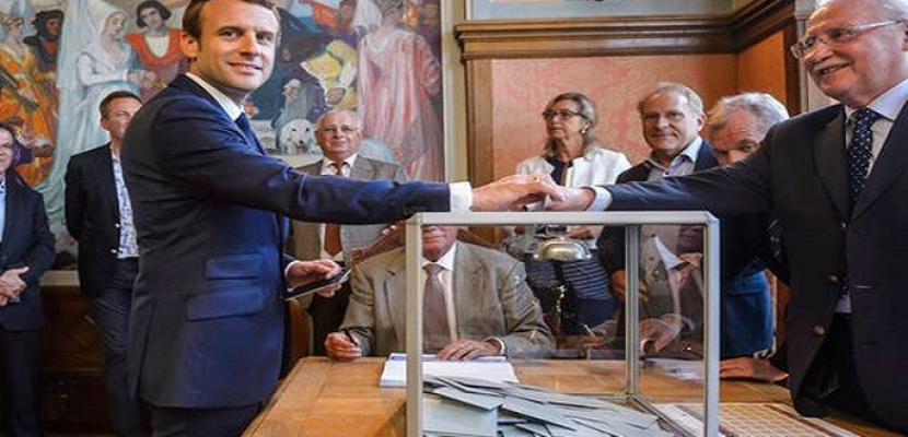 ماكرون يدلي بصوته في الجولة الثانية من الانتخابات التشريعية الفرنسية
