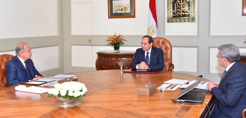 السيسي يستعرض مع رئيس الوزراء ووزير المالية تطور الأداء الاقتصادي والمالي