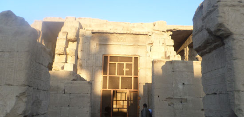 فريق بحثي يرصد تعامد شمس الظهيرة على “قدس الأقداس” بمعبد إدفو بأسوان