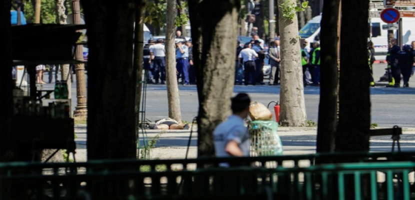 وزير الداخلية الفرنسي يعلن مقتل مهاجم الشانزليزيه والعثور على أسلحة بسيارته