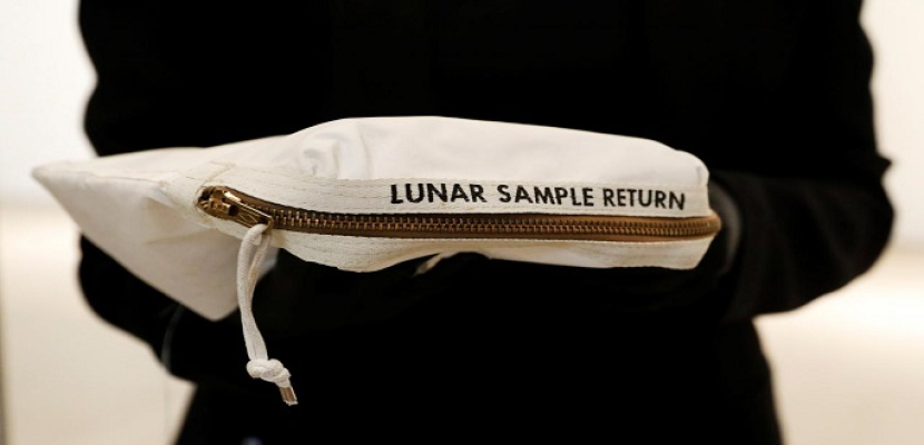حقيبة استخدمها أرمسترونج لنقل عينات من القمر في المزاد بالملايين