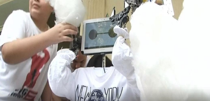 مخترعون مصريون صغار يبتكرون روبوتا يصنع “غزل البنات”