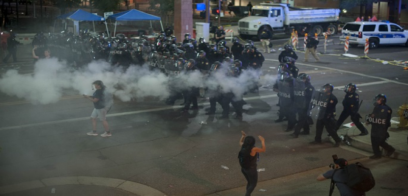 الشرطة الأمريكية تستخدم الغاز لتفريق متظاهرين ضد ترمب بأريزونا