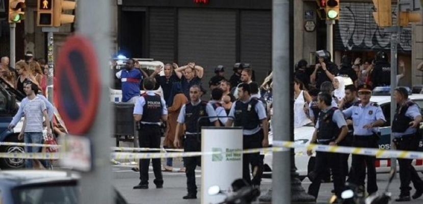 الشرطة الإسبانية: منفذ عملية الدهس في برشلونة ربما لا يزال على قيد الحياة