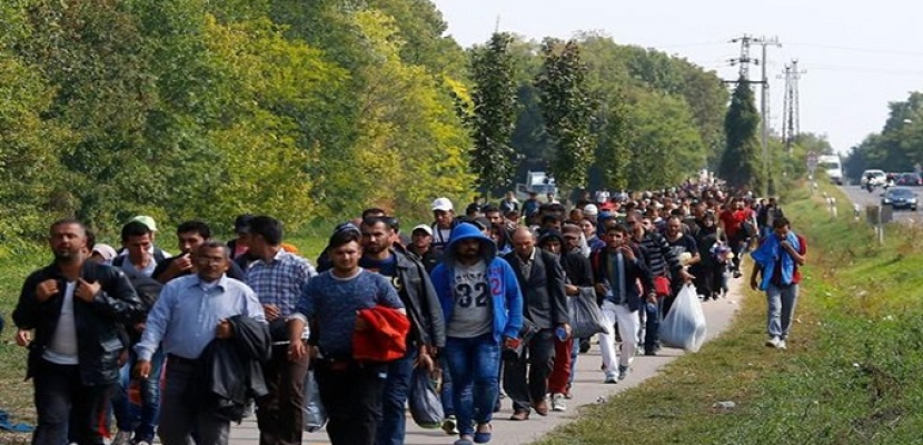 الجارديان : أزمة سياسية واجتماعية في أوروبا بسبب الهجرة