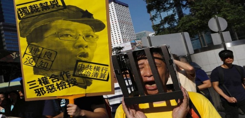 عشرات الآلاف يتظاهرون في هونج كونج احتجاجا على حبس ناشطين