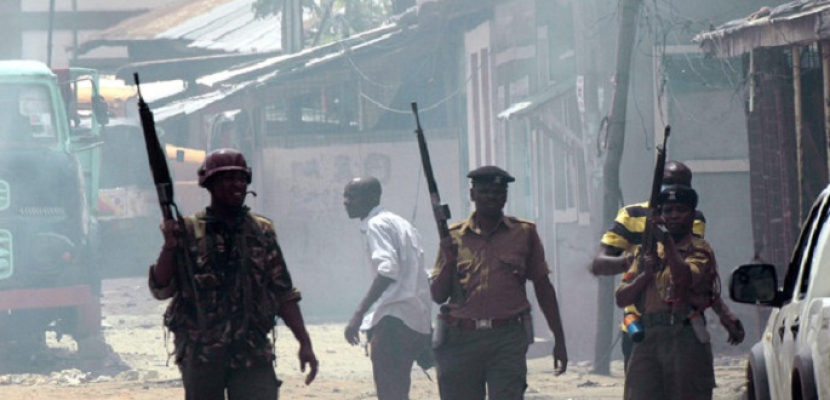 الشرطة الكينية تستخدم الغاز المسيل للدموع والهراوات لتفريق محتجين