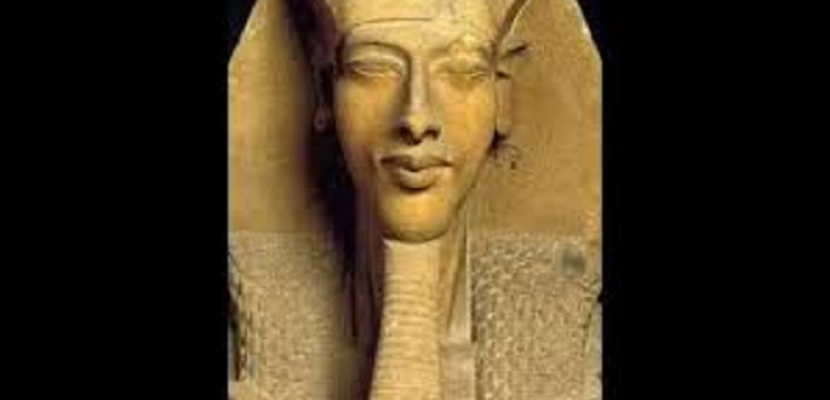 الآثار: اكتشاف رأس تمثال لاخناتون بالمنيا