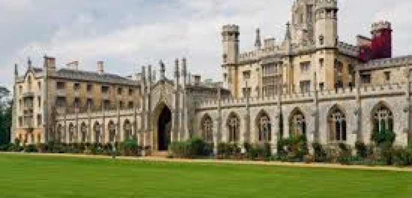 جامعة كامبريدج تبحث إلغاء الكتابة بخط اليد في الامتحانات