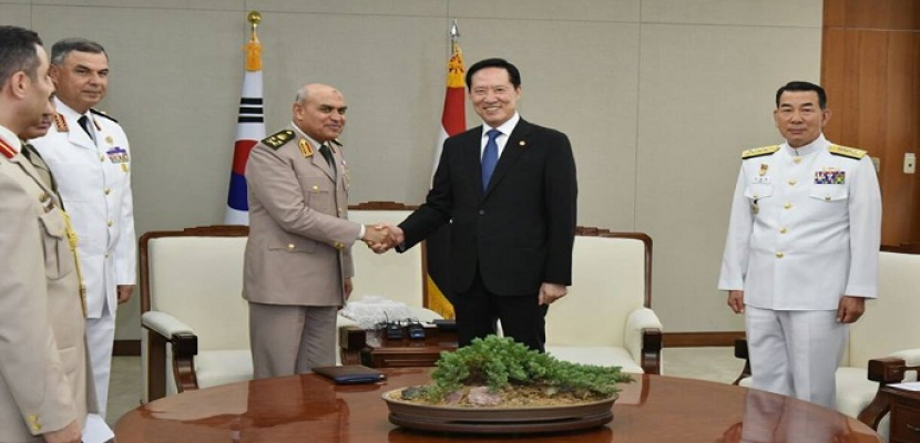 وزير الدفاع يجري لقاءات هامة مع كبار المسئولين بكوريا الجنوبية