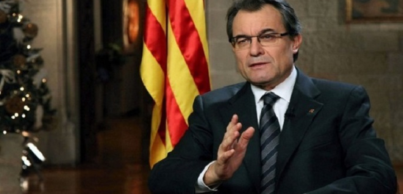 رئيس إقليم كتالونيا يدعو رئيس وزراء إسبانيا لبدء حوار لحل الأزمة