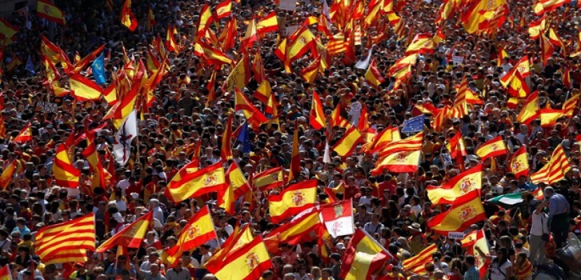 عشرات الالاف يحتجون في برشلونة ضد استقلال كتالونيا عن إسبانيا