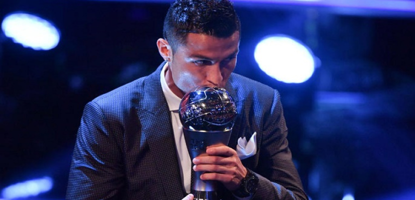 رونالدو يحتفظ بجائزة الفيفا لأفضل لاعب في العالم