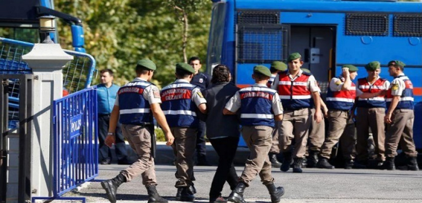 تركيا تأمر باحتجاز 110 عسكريين للاشتباه في صلتهم بكولن